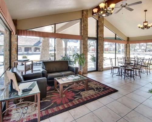 Χώρος καθιστικού στο Days Inn by Wyndham Gatesville