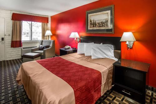 um quarto de hotel com uma cama e uma televisão em Econo Lodge Downtown Salt Lake City em Salt Lake City