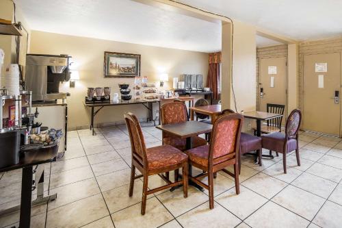 a dining room with tables and chairs and a kitchen at Econo Lodge Downtown Salt Lake City in Salt Lake City