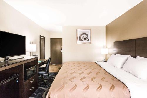 Postel nebo postele na pokoji v ubytování Quality Inn Salt Lake City Downtown