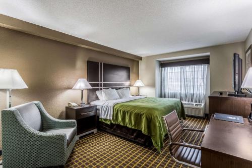Gulta vai gultas numurā naktsmītnē Quality Inn & Suites El Paso I-10