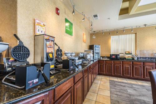 a fast food restaurant with a cash register and a counter at Comfort Inn & Suites in Cedar City