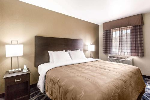 Postel nebo postele na pokoji v ubytování Quality Inn Salt Lake City Downtown