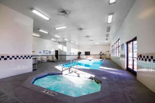 une grande piscine intérieure dans un bâtiment dans l'établissement Quality Inn, à Draper