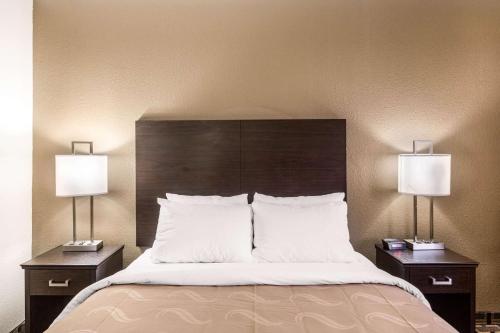 Postel nebo postele na pokoji v ubytování Quality Inn Salt Lake City Downtown