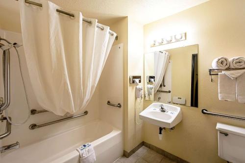 Ванная комната в Rodeway Inn & Suites