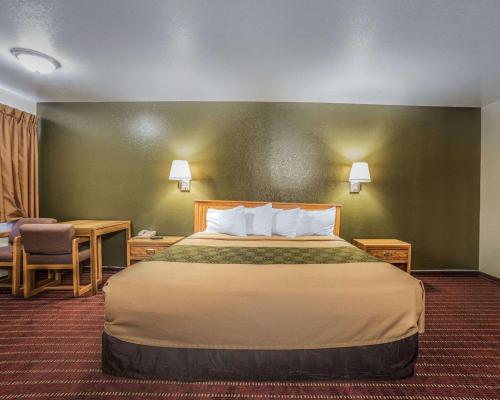 Krevet ili kreveti u jedinici u objektu Rodeway Inn Hurricane - Zion National Park Area