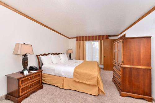 Postel nebo postele na pokoji v ubytování Quality Inn Vernal near Dinosaur National Monument
