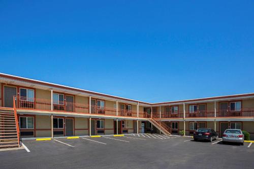 un grande edificio con auto parcheggiate in un parcheggio di Econo Lodge Hurricane Zion Park Area a Hurricane