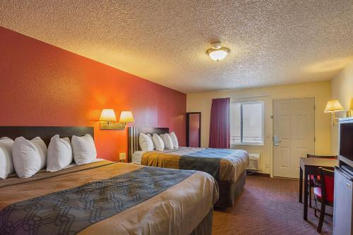 Letto o letti in una camera di Econo Lodge Hurricane Zion Park Area