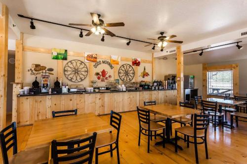un ristorante con tavoli e sedie in legno e un bar di Quality Inn Bryce Canyon a Panguitch