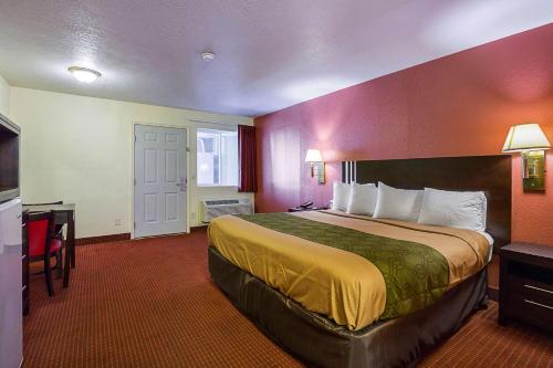 Кровать или кровати в номере Econo Lodge Hurricane Zion Park Area