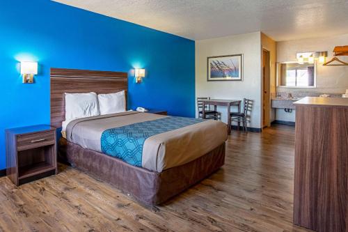 En eller flere senge i et værelse på Rodeway Inn St George North - Near Pioneer Park