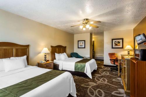 A bed or beds in a room at Quality Inn Bryce Canyon