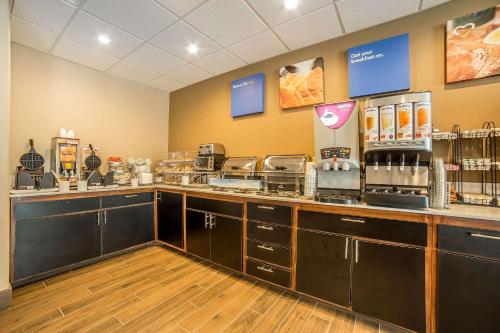 un fast food con bancone alimentare di Comfort Inn & Suites Vernal - National Monument Area a Vernal