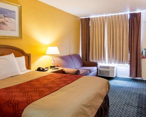 a hotel room with a bed and a couch at Econo Lodge Petersburg - Fort Lee in Petersburg