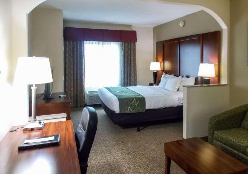 Habitación de hotel con cama grande y escritorio. en Comfort Suites Inn at Ridgewood Farm, en Salem
