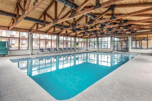 ein großer Pool mit blauem Wasser in einem Gebäude in der Unterkunft Quality Inn Cedar City - University Area in Cedar City