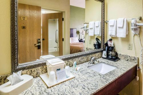 Baño del hotel con lavabo y espejo en Quality Inn & Suites, en Wytheville