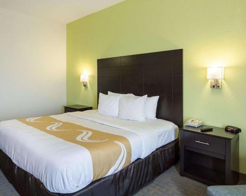 Katil atau katil-katil dalam bilik di Quality Inn Richmond Airport
