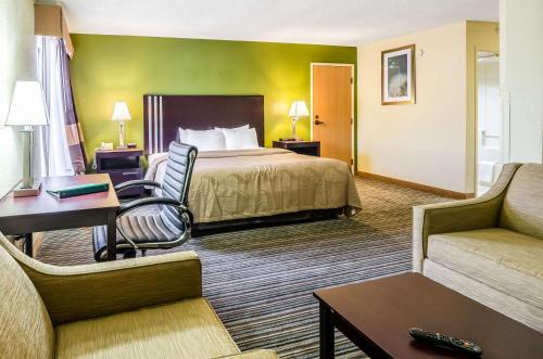 Habitación de hotel con cama y sofá en Quality Inn & Suites, en Wytheville