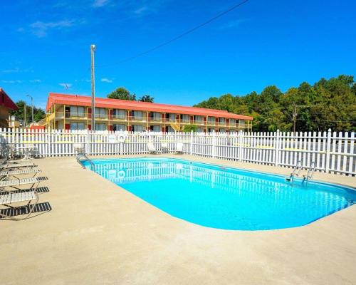 Piscina en o cerca de Econo Lodge Petersburg - Fort Lee