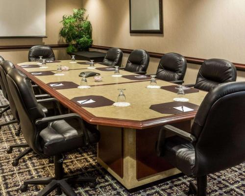 a conference room with a large table and chairs at Quality Suites Lake Wright - Norfolk Airport in Norfolk