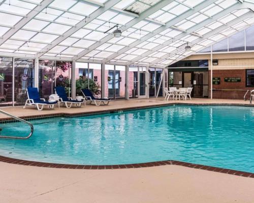 諾福克的住宿－品質套房酒店賴湖特諾福克機場，大楼内带蓝色椅子的大型游泳池