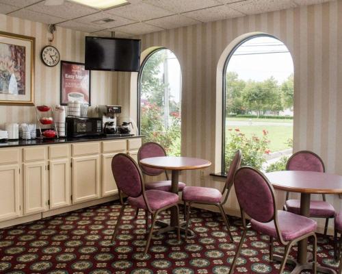 チェサピークにあるEcono Lodge Chesapeake Route 13 and I-464のテーブルと椅子のあるレストラン、キッチンが備わります。