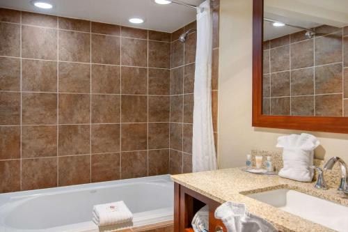 a bathroom with a tub and a sink at Comfort Inn Chester - Richmond South in Chester