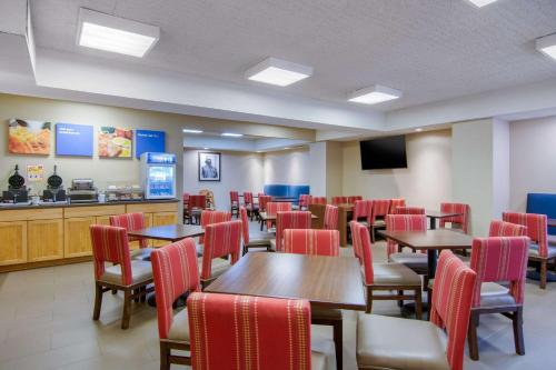 Μια τηλεόραση ή/και κέντρο ψυχαγωγίας στο Comfort Inn Chester - Richmond South