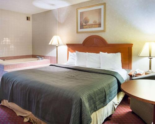 Ένα ή περισσότερα κρεβάτια σε δωμάτιο στο Quality Inn Petersburg Near Fort Gregg-Adams