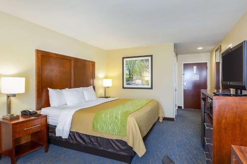 A bed or beds in a room at Comfort Inn Woodstock Shenandoah