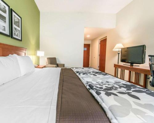 Кровать или кровати в номере Sleep Inn & Suites Winchester near University