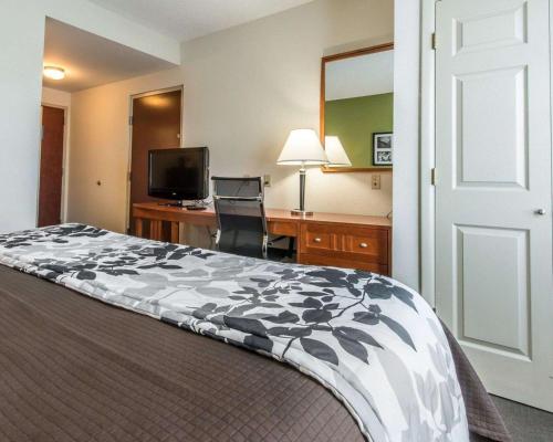 Телевизор и/или развлекательный центр в Sleep Inn & Suites Winchester near University