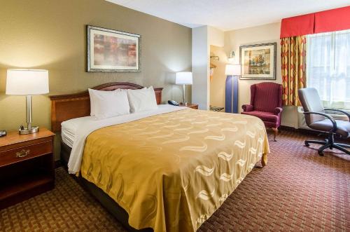 Un pat sau paturi într-o cameră la Quality Inn & Suites Lexington near I-64 and I-81