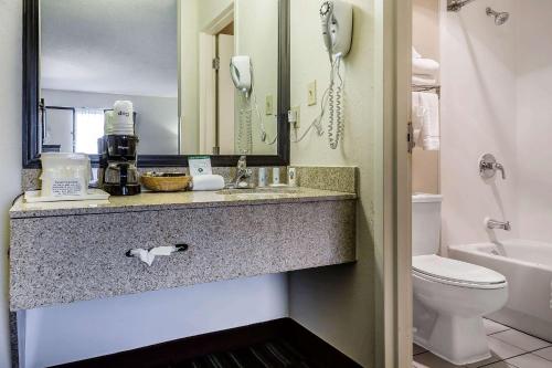 Ένα μπάνιο στο Quality Inn