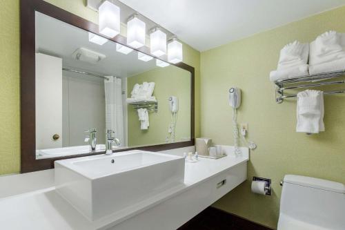 Coastal Hotel & Suites Virginia Beach - Oceanfront tesisinde bir banyo