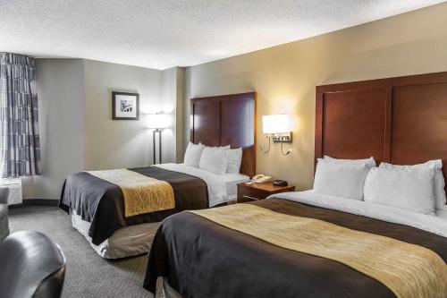 A bed or beds in a room at Comfort Inn Pentagon City