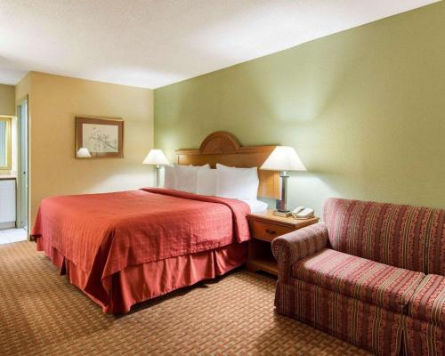 A bed or beds in a room at Quality Inn South Hill I-85