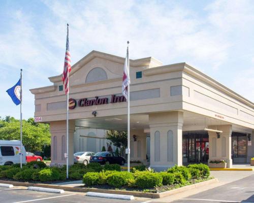 a building with two flags in front of it at Clarion Inn Fredericksburg North in Fredericksburg