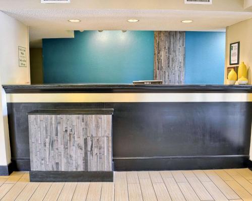 a bar in a hotel lobby with at Quality Inn Thornburg in Thornburg
