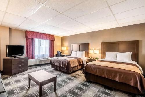 A bed or beds in a room at Comfort Inn Ballston