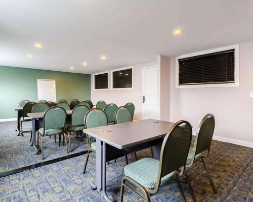 Μια τηλεόραση ή/και κέντρο ψυχαγωγίας στο Rodeway Inn & Suites Williamsburg Central