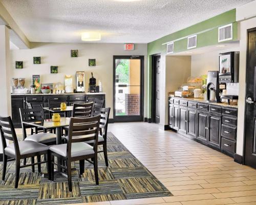 a kitchen and dining room with a table and chairs at Quality Inn Thornburg in Thornburg