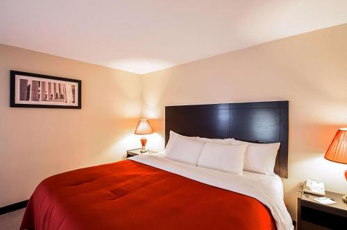 Ένα ή περισσότερα κρεβάτια σε δωμάτιο στο Quality Inn near Potomac Mills