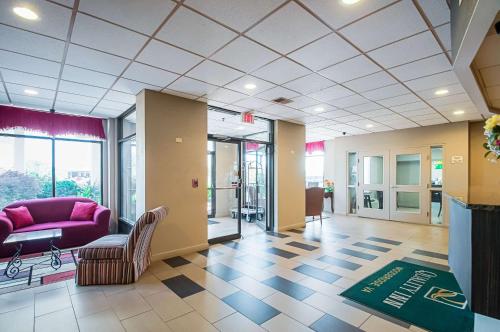 Χώρος καθιστικού στο Quality Inn near Potomac Mills
