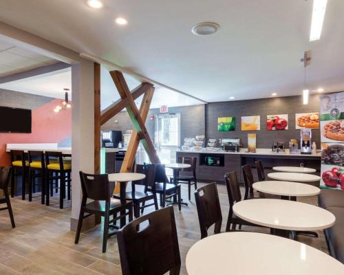 ein Restaurant mit Tischen und Stühlen und eine Bar in der Unterkunft Quality Inn & Suites Ashland near Kings Dominion in Ashland