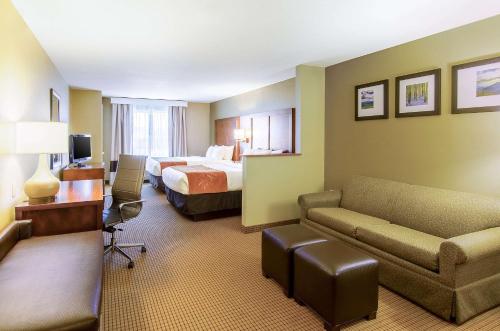 Habitación de hotel con cama y sofá en Comfort Suites, en Wytheville