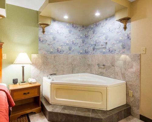 a bathroom with a bath tub in a room at Quality Inn South Hill I-85 in South Hill